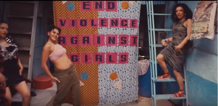 यूट्यूब पर छाए हुए इस गाने में महिलाएं अपने साथ अलग-अलग मैसेज वाले होर्डिंग लिए दिख रही हैं।