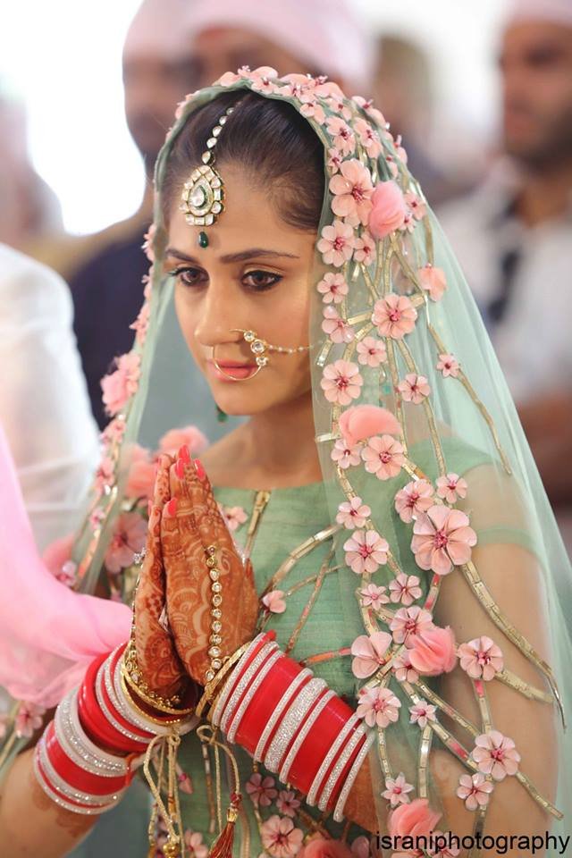 हुनर का डिजाइनर वेडिंग ड्रेस बहुत ही खास लग रहा था।