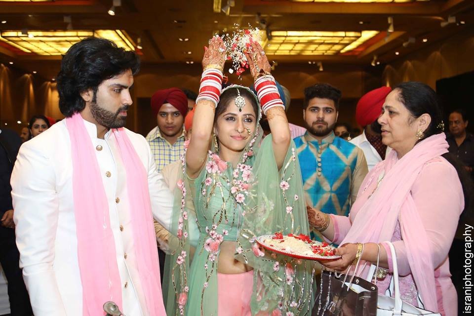 शादी पंजाबी रीति रिवाजों से हुई।