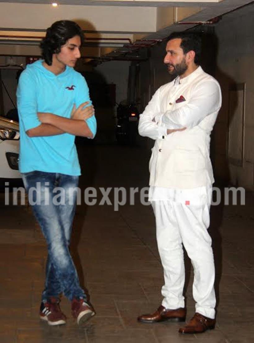एक तरफ जहां पापा सैफ ने कमाल का व्हाइट इंडो वेस्टर्न पहना था। वहीं बेटे इब्राहिम कैजुअल लुक में नजर आए।