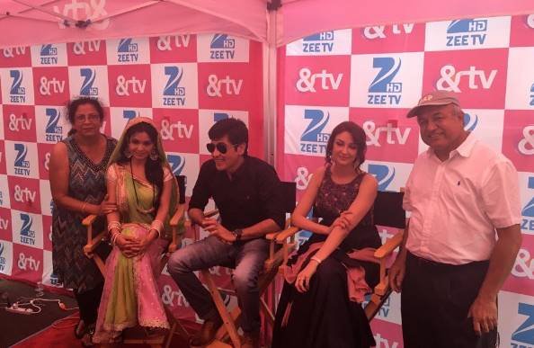 पूरी टीम का वीजा क्यियर हुआ लेकिन बस तिवारी जी का ही रिजेक्ट हुआ। सीरियल में भी उनके साथ कई बार किरदार ऐसी शरारतें करते रहते हैं।