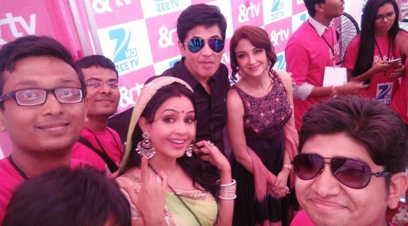 भाभी जी और अपनी ऑन स्क्रीन वाइफ के साथ सेल्फी लेते विभूति (आसिफ शेख)।