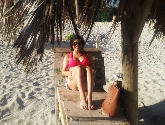 बीच साइड पोज करती शहनाज।