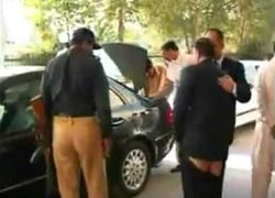 तो लोगों के सामने खुल गई पाकिस्‍तानी रक्षामंत्री की पैंट? VIDEO हुआ वायरल
