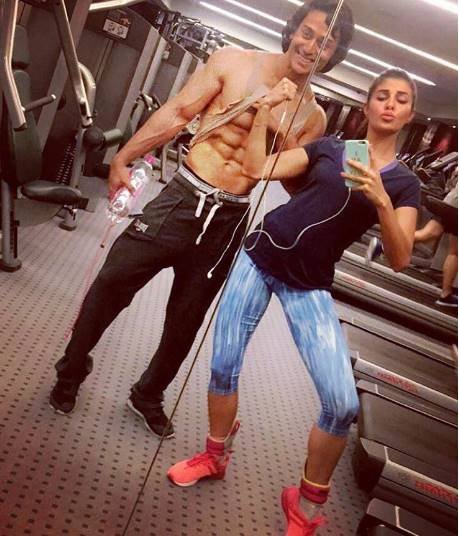 फिटनेस फ्रीक जैकलीन टिप्स के लिए जॉन अब्राहम टाइगर श्रॉफ से बात करती हैं।