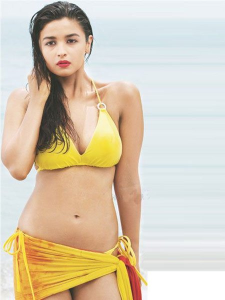 क्यूट गर्ल इमेज वाली आलिया भट्ट पर भी यह लुक उनके फैन्स को कुछ खास पसंद नहीं आया था।