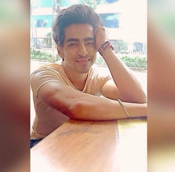 बॉलीवुड में बच्चों की सबसे फेवरेट फिल्मों की बात की जाए तो इस लिस्ट में कोई मिल गया का नाम जरूर आता है। इस फिल्म में चाइल्ज कैरेक्टर मेन थे। इनमें भी खास थे अनुज पंडित जो एक लिटिल सरकार के कैरेक्टर में थे। वो अनुज अब ऐसे दिखने लगे हैं।