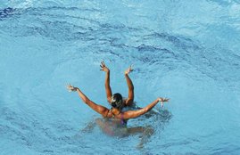 सिंक्रोनाइज्ड स्विमिंग इवेंट में परफॉर्मेंस देतीं मेक्सिको की तैराक करेम और नूरिया। (Photo: Reuters)