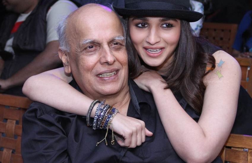 आलिया भट्ट को हग करते सिद्धार्थ मल्होत्रा