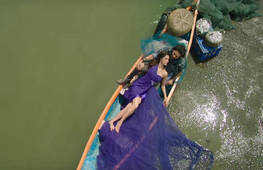 उड़न छू गाने में रोमांस करते नरगिस और जैकलीन उड़न छू गाने में रोमांस करते नरगिस और जैकलीन