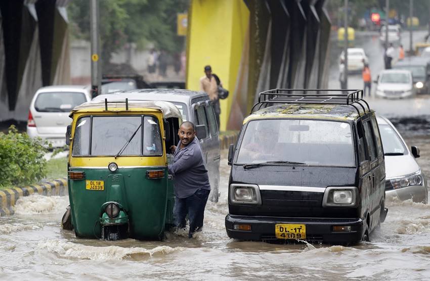 delhi rain, delhi rainfall, delhi floods, delhi traffic jam, delhi flooded, rains, gurgaon rain, noida rain, noida rains, ncr rains, floods in delhi, delhi floods, delhi traffic jam, delhi waterlogging, noida rain, rain live update, delhi rain live, traffic jam update, india news, jansatta