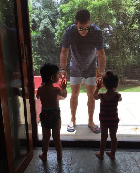 स्विम सूट पहने इमरान की छोटी सी प्यारी बेटी।