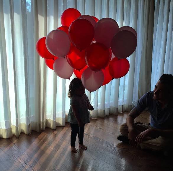 इस तस्वीर को शेयर करते हुए अवंतिका ने लिखा। जब पापा सेट का कोई प्रॉप घर लाते हैं, वो खिलौना बन जाता है।