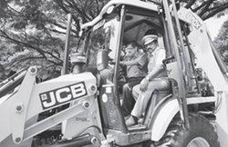 गोपालगंज में जमीन के नीचे से 550 लीटर शराब बरामद, JCB मशीन से हो रही खुदाई