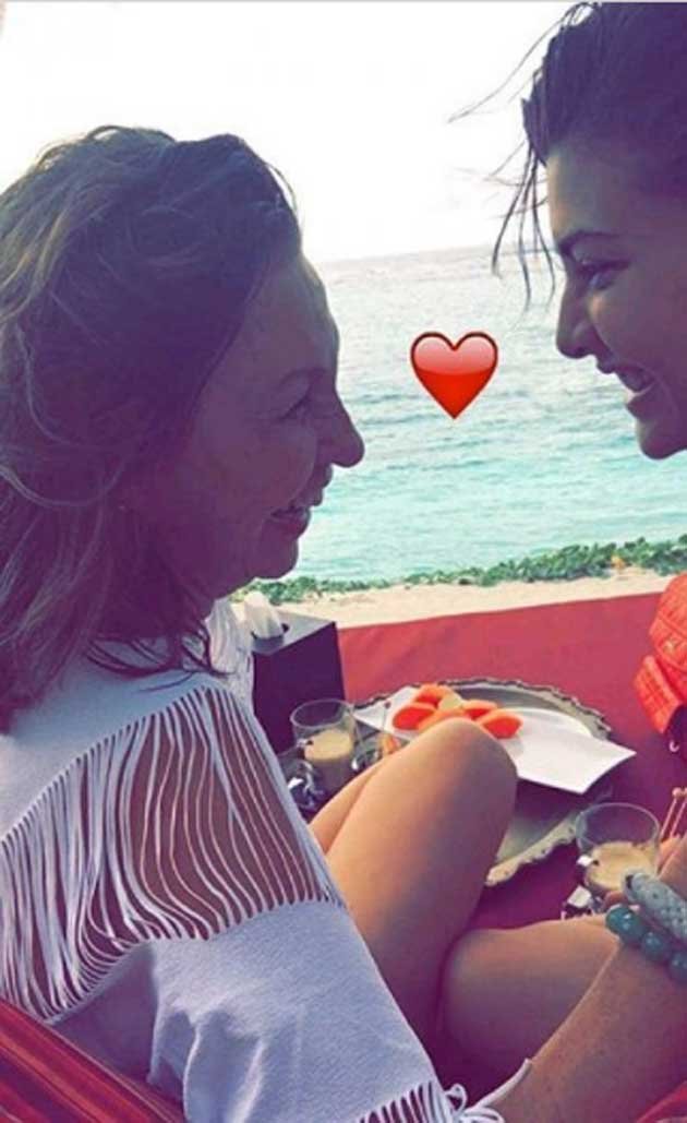 हाउसफुल-3 और ढिशूम की प्रमोशन से फ्री होकर जैकलीन आजकल मालदीव में छुट्टियां मना रही हैं। इस वेकेशन की दूसरी खास बात ये है कि जैकलीन यहां अकेली नहीं बल्कि अपनी मम्मी के साथ इंजॉय कर रही हैं। अपनी इस मजेदार वेकेशन की कुछ तस्वीरें जैकलीन ने इंस्टाग्राम पर शेयर कीं।