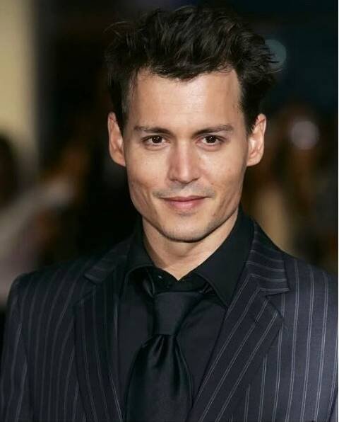 जॉनी डेप एक साल में 48 मिलियन डॉलर हैं।