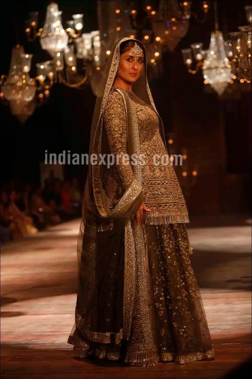 kareena kapoor khan, kareena kapoor on ramp, kareena kapoor baby, kareena kapoor quotes, kareena baby bump, sabyasachi mukherjee, lakme fashion week, sabyasachi mukherjee lakme fashion week winter festive, lakme fashion week winter festive grand finale, bridalwear 2016, bridalwear, entertainment news, jansatta