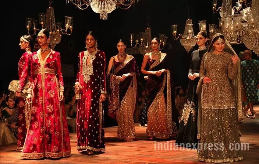 kareena kapoor khan, kareena kapoor, kareena kapoor khan baby bump, kareena kapoor baby bump, kareena kapoor lakme, kareena kapoor lakme fashion week 2016, lakme fashion week 2016, sabyasachi mukherjee, lakme fashion week, lakme fashion week grand finale, kareena kapoor ramp, kareena kapoor ramp walk, kareena kapoor pregnant, kareena kapoor pics, kareena kapoor photos, kareena kapoor baby bump pics, kareena kapoor baby bump photos, entertainment news