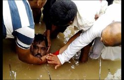 एक चौकीदार की 12 वर्षीय बेटी को बचाते हुए हो गई इस फुटबॉलर की मौत, देखें वीडियो