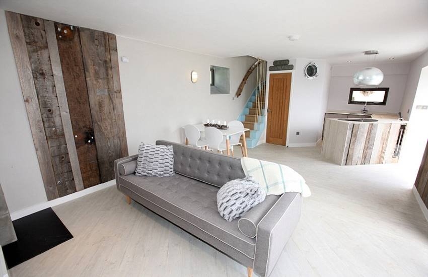 Charlotte Thomson, Model Charlotte Thomson, Charlotte Thomson House, Charlotte Thomson from Cornwall, £600,000 home, public toilet, public toilets into Home, model charlotte thomson, Former model charlotte thomson,
