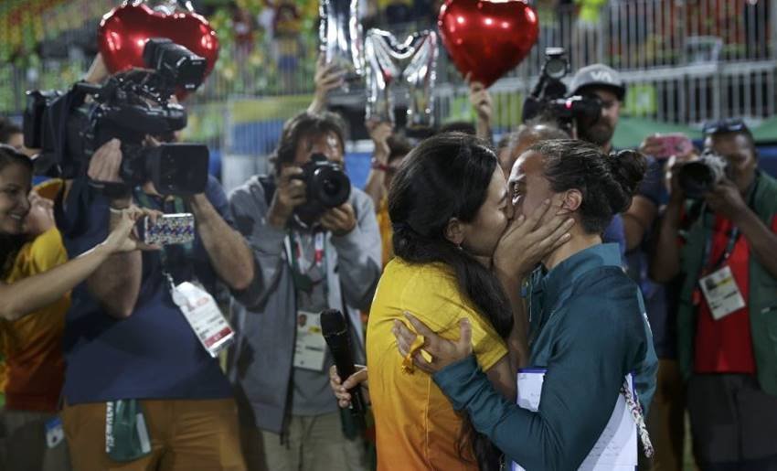 ब्राजील की महिला रग्बी खिलाड़ी इसाडोरा सेरूलो और उनकी गर्लफ्रेंड। (Photo Source: Reuters)