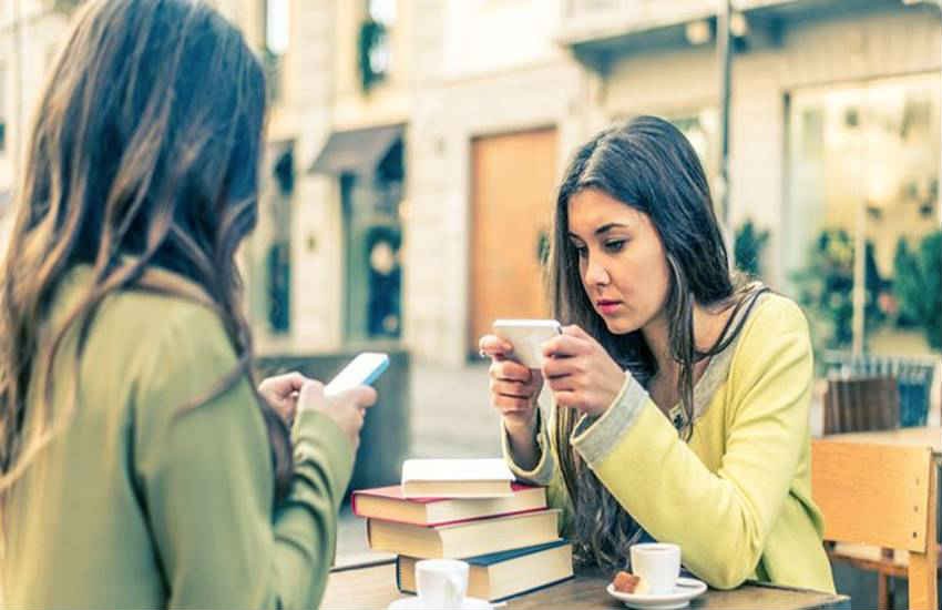 why not to use social media, social media drawbacks, disadvantages of internet, disadvantages of facebook, disadvantages of twitter, disadvantages of social media, drawbacks, hike, whatsapp, addiction