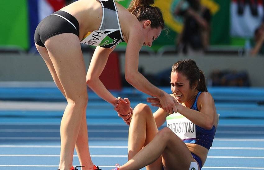top moments in rio olympics, inspirational moments in rio olympics, New Zealand, American, runners, HELP, finish, race, fall, 5000m run, Rio Olympics 2016, Nikki Hamblin, American Abbey D'Agnostino