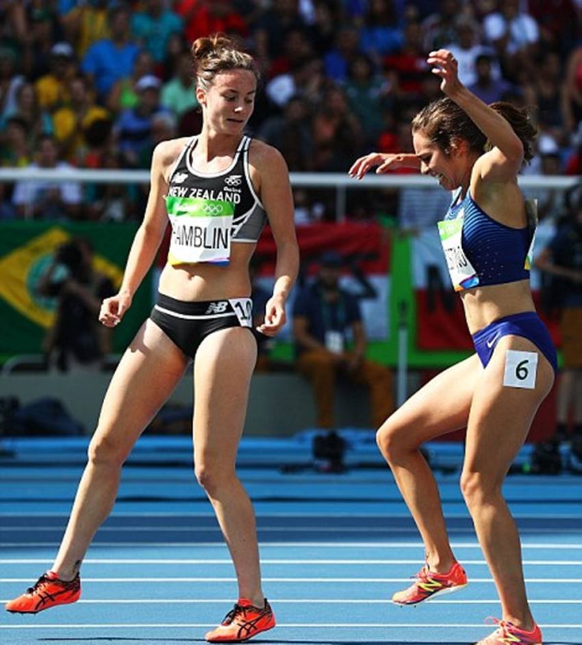 top moments in rio olympics, inspirational moments in rio olympics, New Zealand, American, runners, HELP, finish, race, fall, 5000m run, Rio Olympics 2016, Nikki Hamblin, American Abbey D'Agnostino