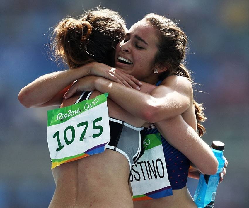 top moments in rio olympics, inspirational moments in rio olympics, New Zealand, American, runners, HELP, finish, race, fall, 5000m run, Rio Olympics 2016, Nikki Hamblin, American Abbey D'Agnostino