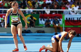 top moments in rio olympics, inspirational moments in rio olympics, New Zealand, American, runners, HELP, finish, race, fall, 5000m run, Rio Olympics 2016, Nikki Hamblin, American Abbey D'Agnostino