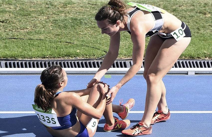 top moments in rio olympics, inspirational moments in rio olympics, New Zealand, American, runners, HELP, finish, race, fall, 5000m run, Rio Olympics 2016, Nikki Hamblin, American Abbey D'Agnostino