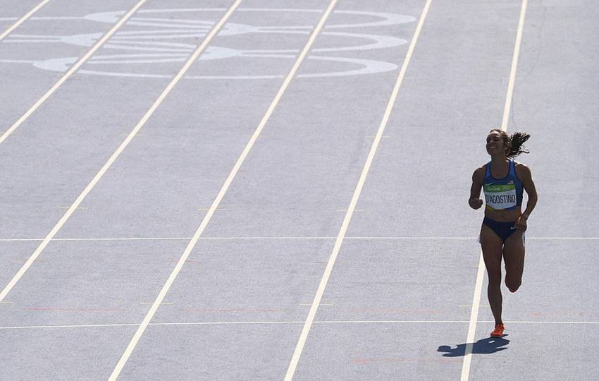 Rio Olympic runners helping each other8