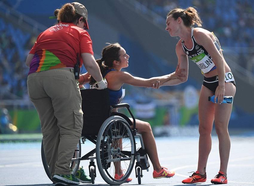 top moments in rio olympics, inspirational moments in rio olympics, New Zealand, American, runners, HELP, finish, race, fall, 5000m run, Rio Olympics 2016, Nikki Hamblin, American Abbey D'Agnostino