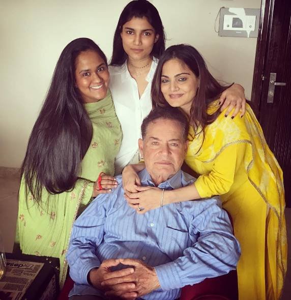 सभी ने एक जगह मिलकर फेस्टिवल सेलिब्रेट किया।