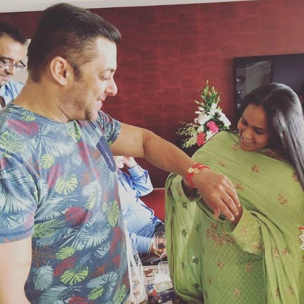 सलमान खान को राखी बांधतीं अर्पिता।