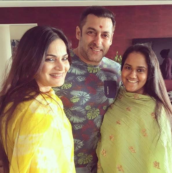 भाई बहन के त्योहार रक्षाबंधन पर बॉलीवुड के सुल्तान ने भी कामकाज से छुट्टी लेकर फैमिली के साथ ये त्योहार मनाया।