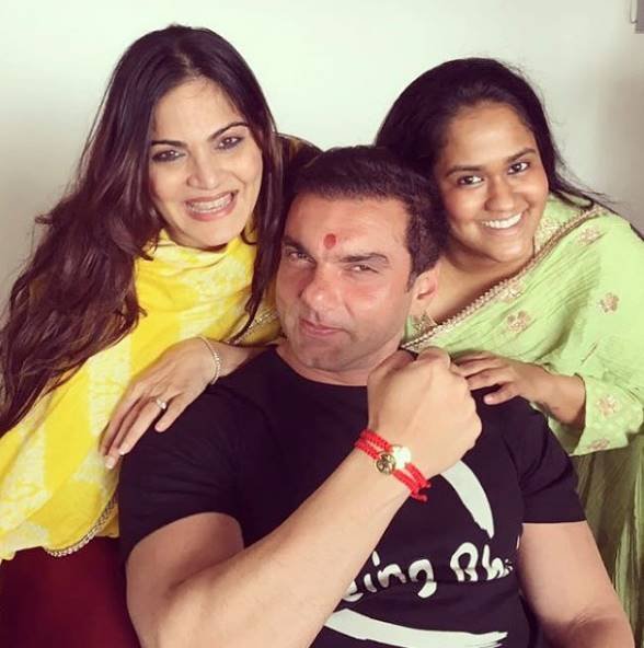 अपनी राखी के साथ पोज करते सोहेल खान। साथ में हैं अल्वीरा और अर्पिता।