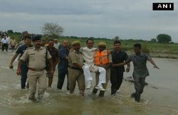 बाढ़ पीड़ितों का हाल जानने गए सीएम शिवराज सिंह चौहान ने की “जवानों की सवारी”, लोगों ने लिया आड़े हाथ