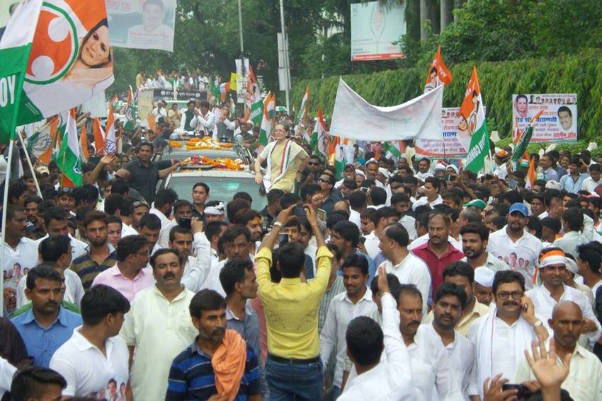Sonia Gandhi, Narendra Modi, Congress, Sonia Gandhi Roadshow Photos, Sonia Gandhi Varanasi, Uttar Pradesh Assembly Elections, UP Polls 2017, UP Elections 2017, Sonia Gandhi Rally, Dard E Banaras, 27 Saal UP Behaal, Uttar Pradesh Politics, India News, Jansatta
