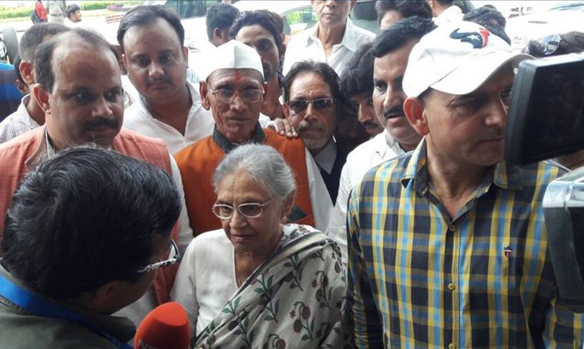 Sonia Gandhi, Narendra Modi, Congress, Sonia Gandhi Roadshow Photos, Sonia Gandhi Varanasi, Uttar Pradesh Assembly Elections, UP Polls 2017, UP Elections 2017, Sonia Gandhi Rally, Dard E Banaras, 27 Saal UP Behaal, Uttar Pradesh Politics, India News, Jansatta