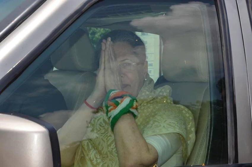 Sonia Gandhi, Narendra Modi, Congress, Sonia Gandhi Roadshow Photos, Sonia Gandhi Varanasi, Uttar Pradesh Assembly Elections, UP Polls 2017, UP Elections 2017, Sonia Gandhi Rally, Dard E Banaras, 27 Saal UP Behaal, Uttar Pradesh Politics, India News, Jansatta