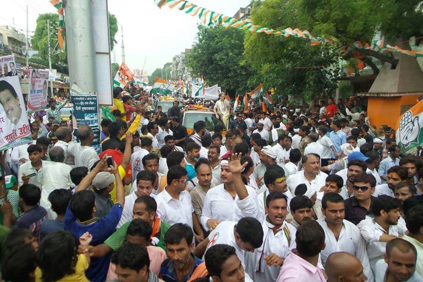 Sonia Gandhi, Narendra Modi, Congress, Sonia Gandhi Roadshow Photos, Sonia Gandhi Varanasi, Uttar Pradesh Assembly Elections, UP Polls 2017, UP Elections 2017, Sonia Gandhi Rally, Dard E Banaras, 27 Saal UP Behaal, Uttar Pradesh Politics, India News, Jansatta