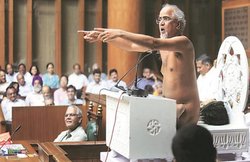 नरेंद्र मोदी को करिश्माई व्यक्तित्व बता चुके हैं, सीएम शिवराज की मेजबानी स्वीकार कर चुके हैं जैन मुनि तरुण सागर