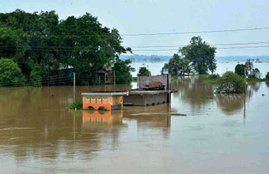 West Bengal, Malda Child, Ganga River, Flood waters Child, Floods ganga River, West Bengal Floods, Flood waters Malda, Malda News, Malda latest news