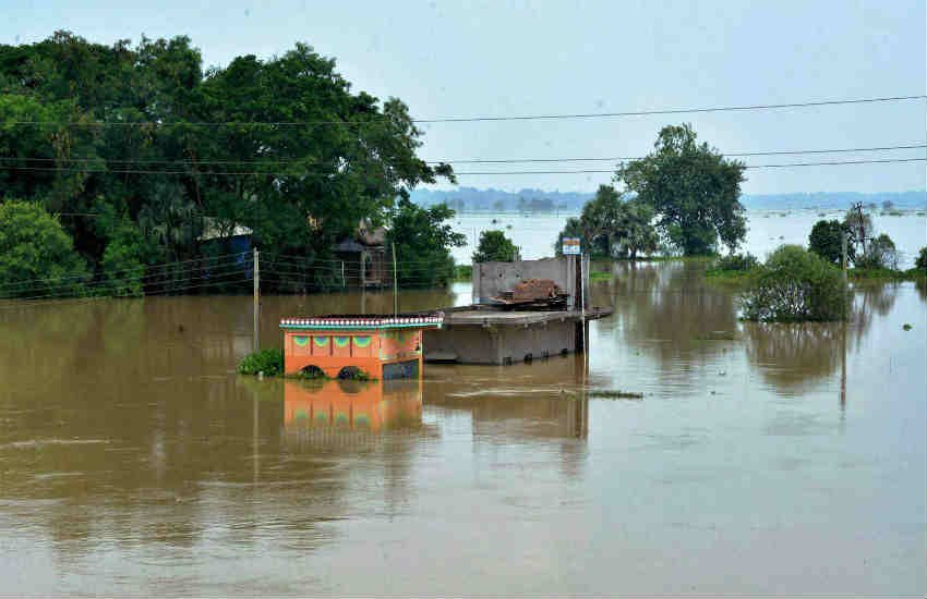 West Bengal, Malda Child, Ganga River, Flood waters Child, Floods ganga River, West Bengal Floods, Flood waters Malda, Malda News, Malda latest news