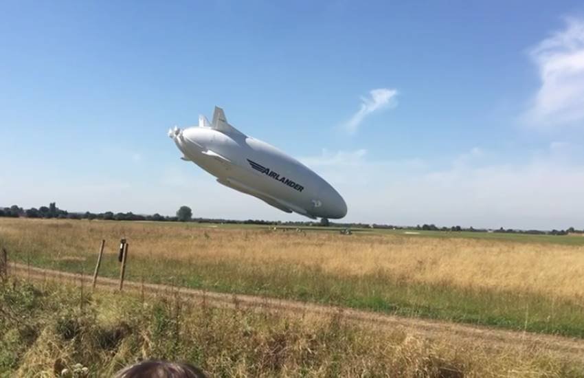 World's Largest Aircraft, Crash Landing, Damaged, Airlander 10, England, Jansatta World's Largest Aircraft, Crash Landing, Damaged, Airlander 10, England, Jansatta