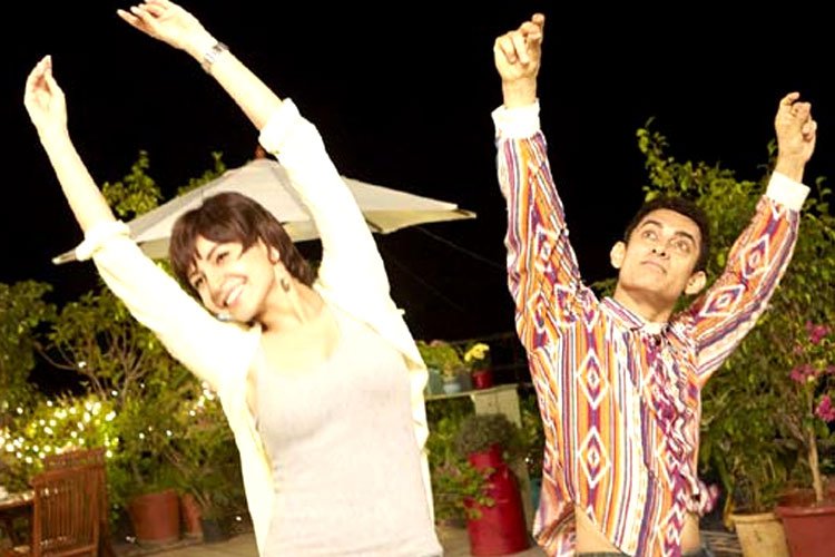 पीके फिल्म में जग्गू और पीके, एक एलियन और इंसान की दोस्ती। जिसमें एलियन को इंसान से प्यार हो जाता है।