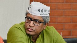 आशुतोष ने बिना नाम लिए किया हमला, Twitter पर लिखा- बापू की हत्या करने वालों का आज वर्चस्व