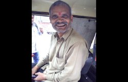 ऑटोवाले शुक्‍लाजी ने एक शख्स को पहुंचाया मस्जिद, दिखाई ऐसी इंसानियत की सोशल मीडिया पर वायरल हुई कहानी