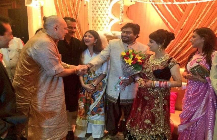 बाबुल और रचना को शुभकामनाएं देते गिरिराज सिंह।